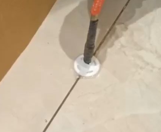 港北瓷砖空鼓维修公司专业解答瓷砖在铺贴过程中，如果没有涂抹均匀到位的粘结材料（如水泥砂浆或瓷砖胶），可能会导致以下问题