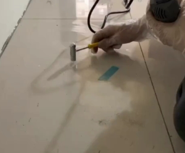 港北瓷砖开裂维修公司专业分享瓷砖在铺贴前如果没有沥干水分，将会导致以下问题