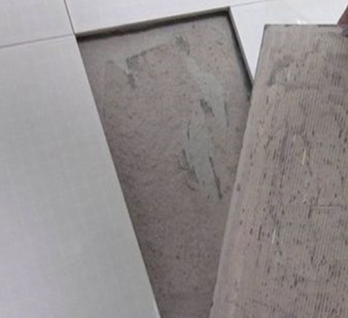 港北瓷砖空鼓维修公司分享瓷砖铺贴时如果打浆（即涂抹在瓷砖背面和基层上的砂浆或瓷砖胶）过少，会带来以下问题